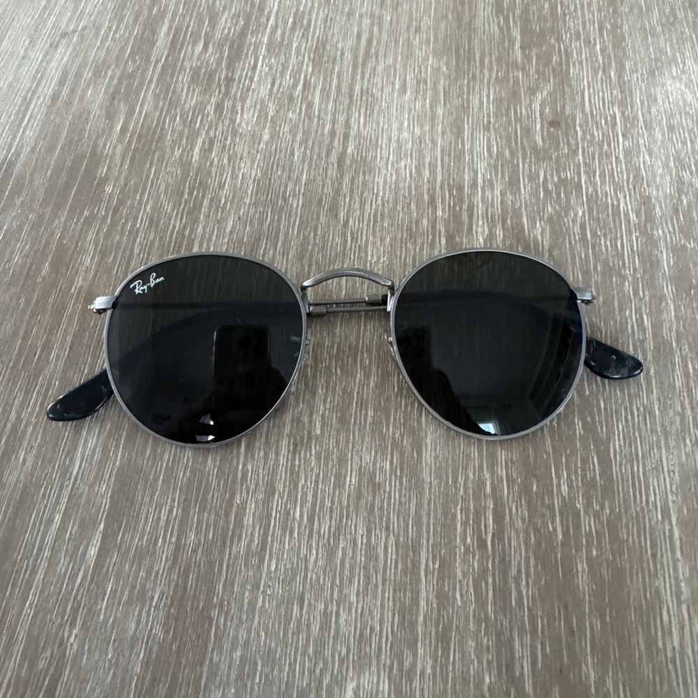 Ray-Ban Round Metal Sunglasses in Silver with Black Lenses